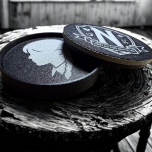 Czarne pudełko z grafiką dziewczynki