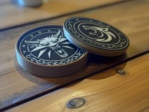 Podkładka i pudełko z symbolami wilków